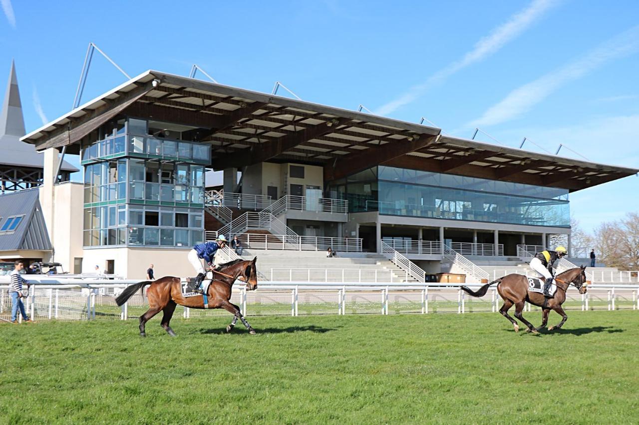 Le Village De Cottages - Le Pole Du Cheval Et De L'Ane Lignieres  Exterior photo