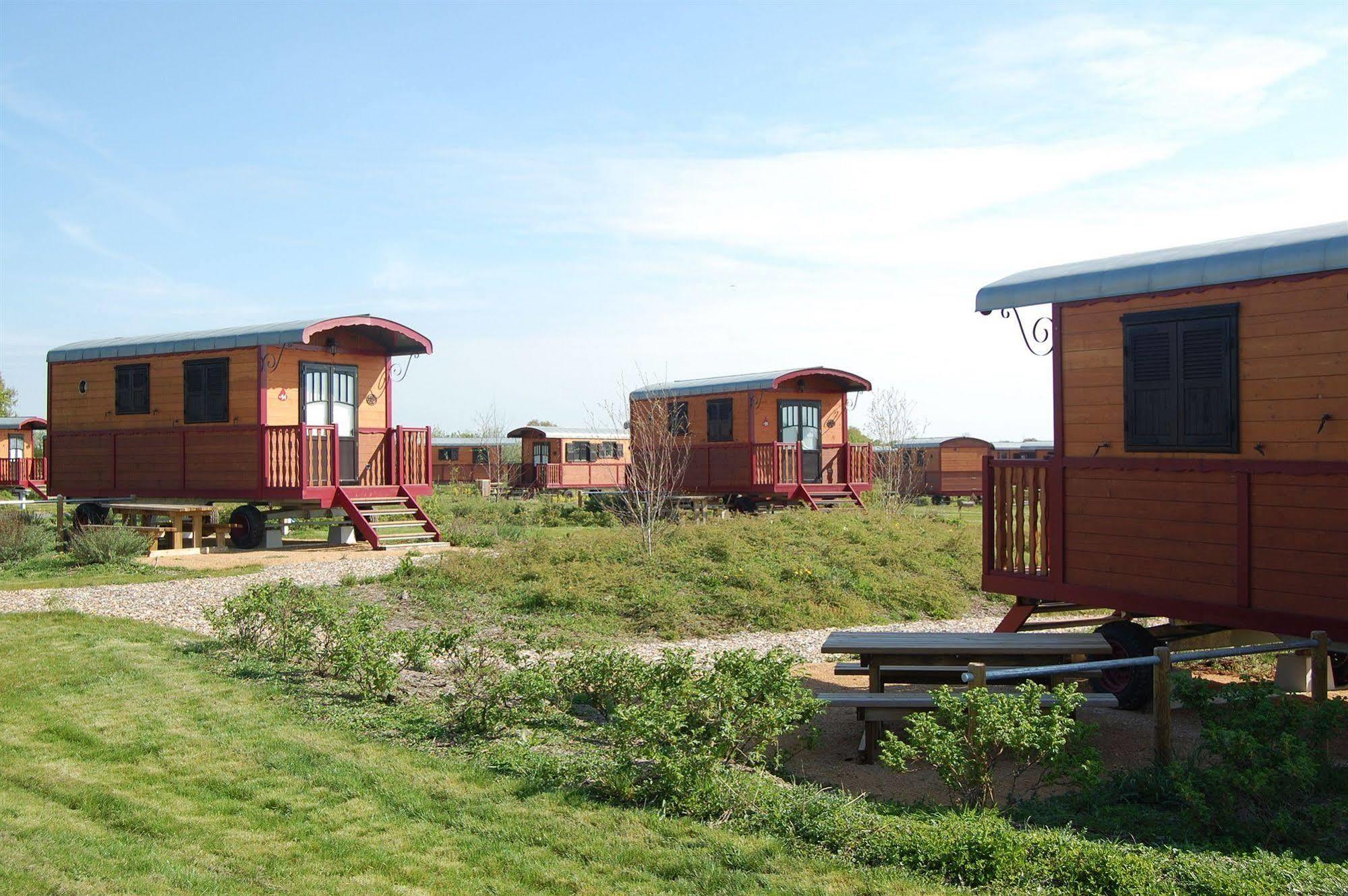 Le Village De Cottages - Le Pole Du Cheval Et De L'Ane Lignieres  Exterior photo